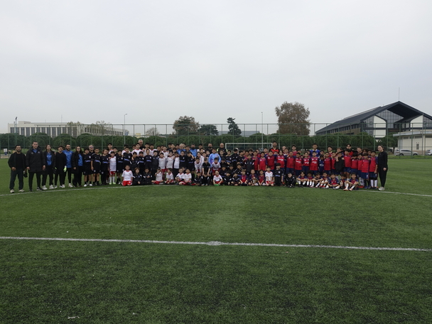 UGÇ sporcularının sahadaki toplu fotoğrafı